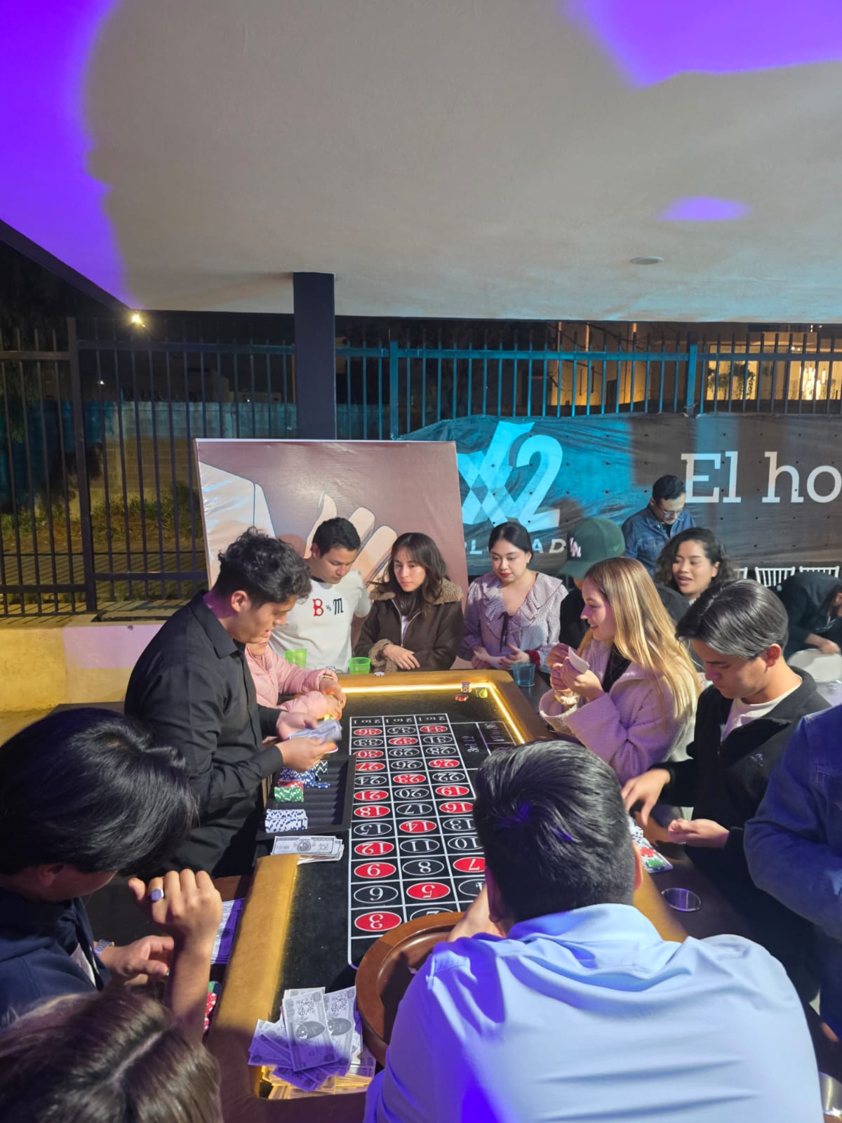Crupier repartiendo cartas